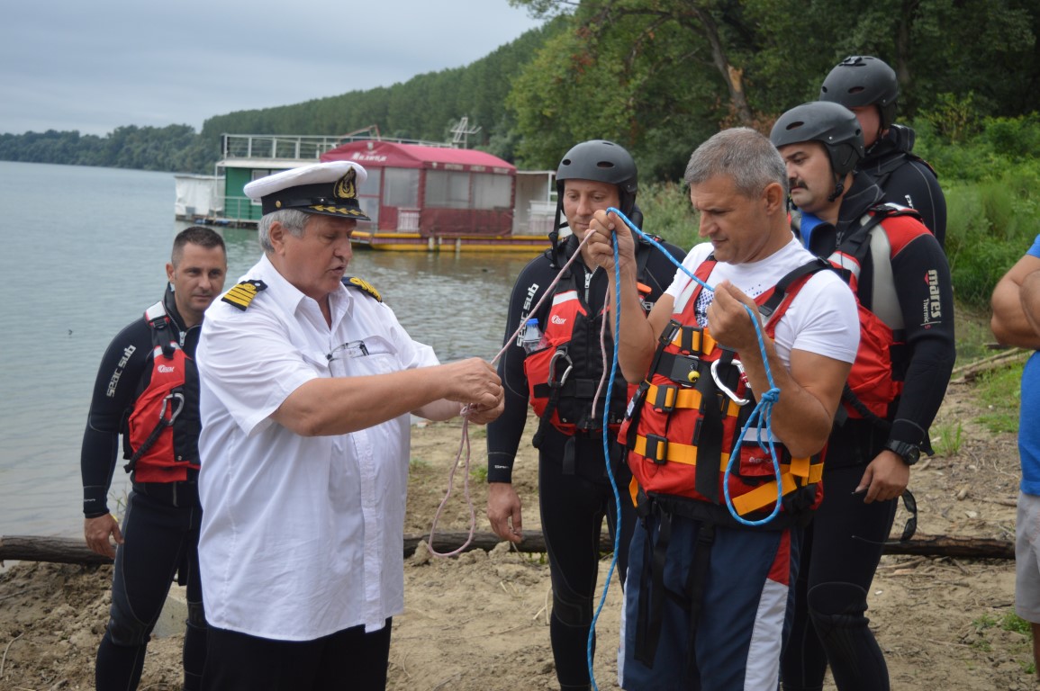 OBUKA PRIPADNIKA SEKTORA ZA VANREDNE SITUACIJE style=